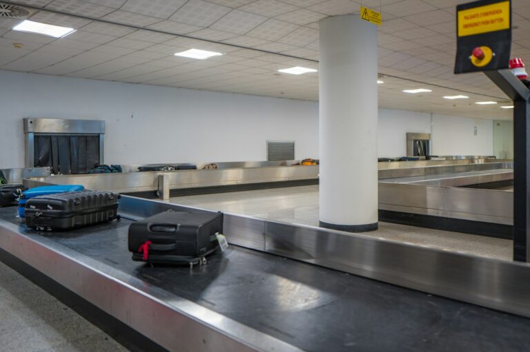 Automated parcel sorting conveyor