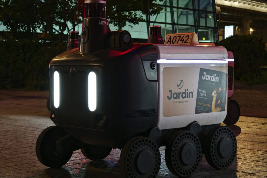 Autonomous delivery robot