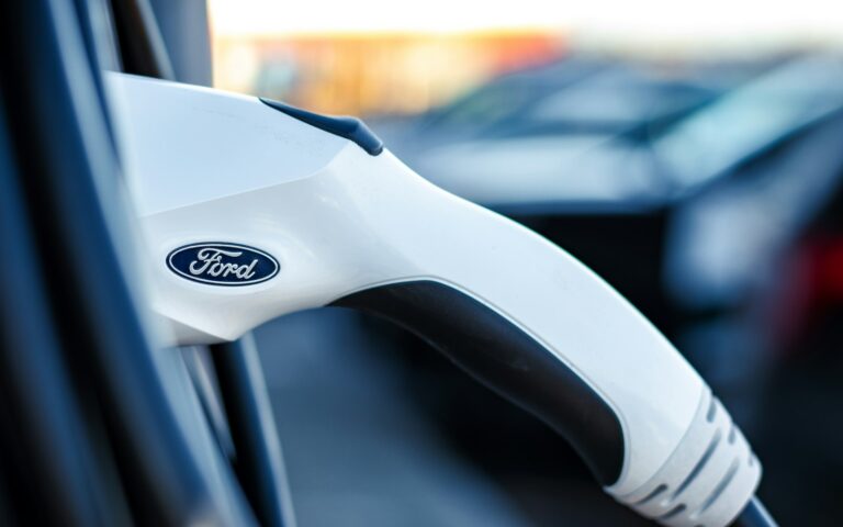 Plug-in hybrid dashboard energy flow display