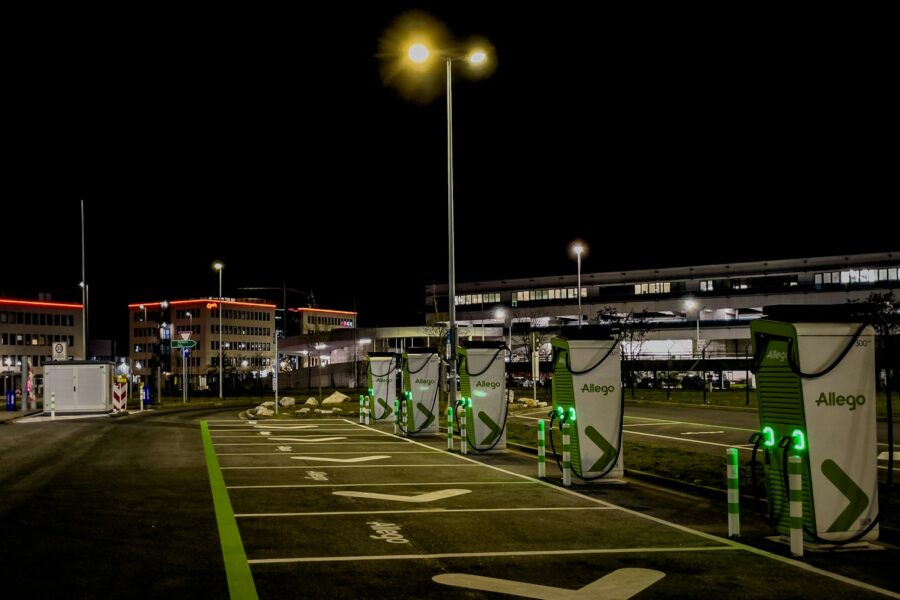 Fast charging station