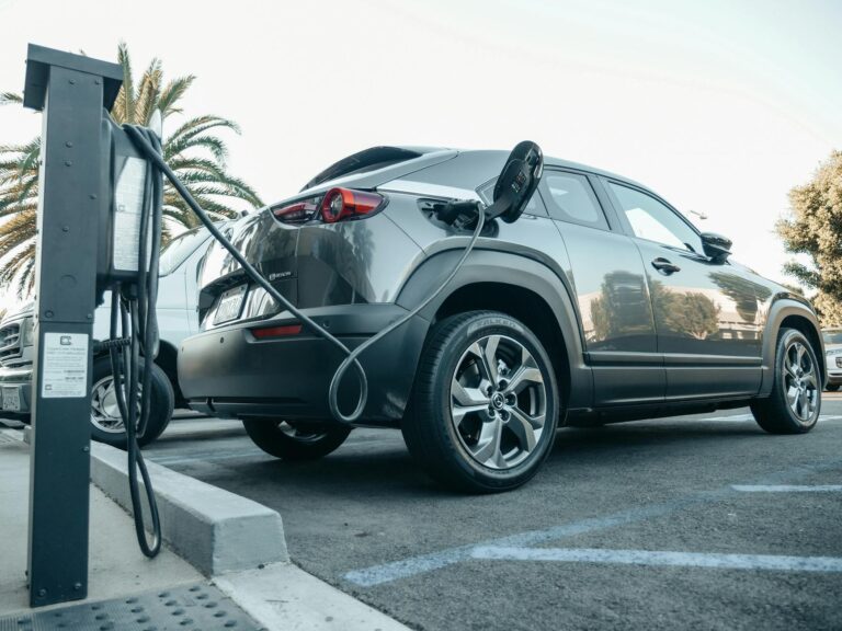 Wide charging bays suv trailer