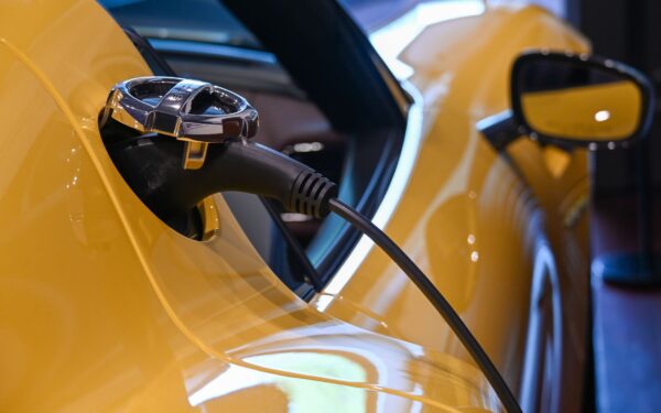 Plug-in hybrid vs electric car: a clear guide for everyday drivers