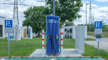 Public EV charging etiquette that keeps queues moving and stress low
