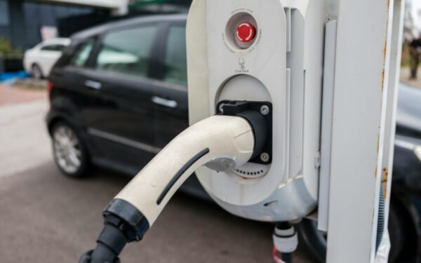 Public charging etiquette: simple rules that make every EV stop easier